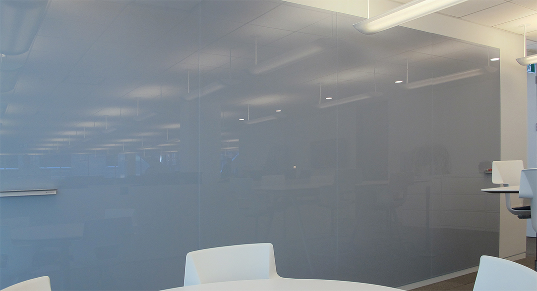 Tableaux de verre magnétiques peints en gris en application mur à mur (couleur standard #T-537 Brume)