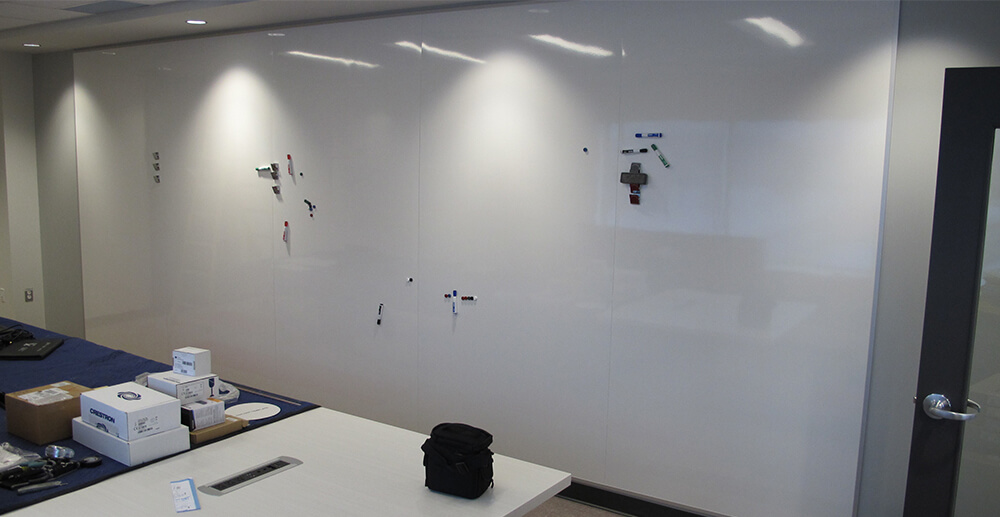 Tableau blanc mur à mur avec surface effaçable à sec