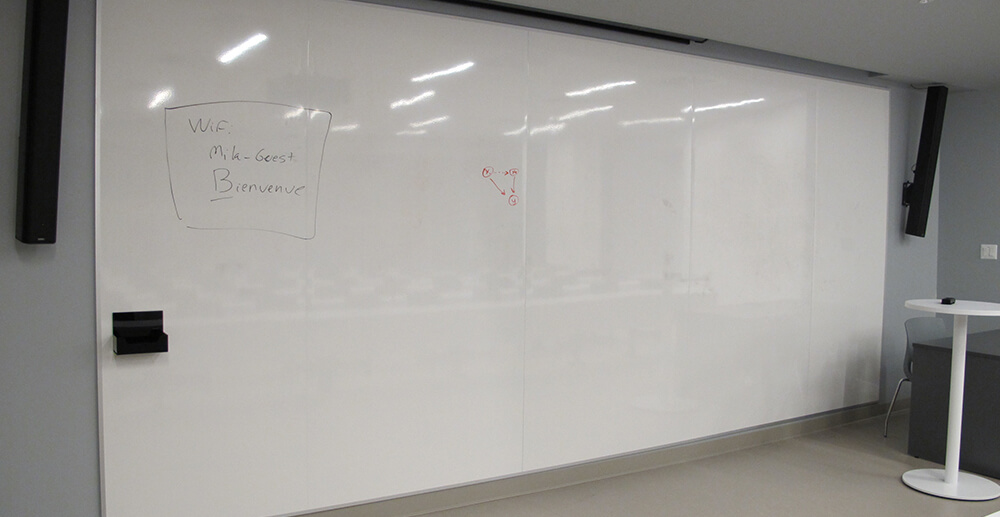 Tableau blanc mur à mur effaçable à sec