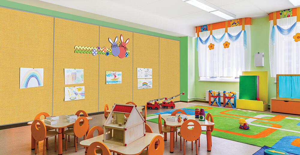 Garderie avec plusieurs tableaux avec surface en tissu